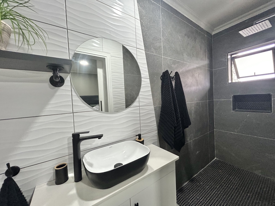 3 Bedroom Property for Sale in Wavecrest Eastern Cape